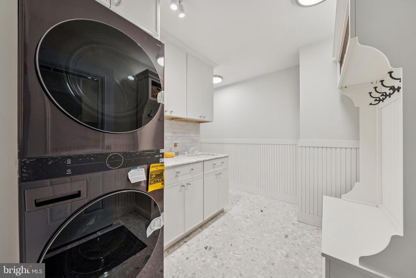 Oakton, Virginia, 22124, United States, 4 Bedrooms Bedrooms, ,4 BathroomsBathrooms,Residential,Active,1971783