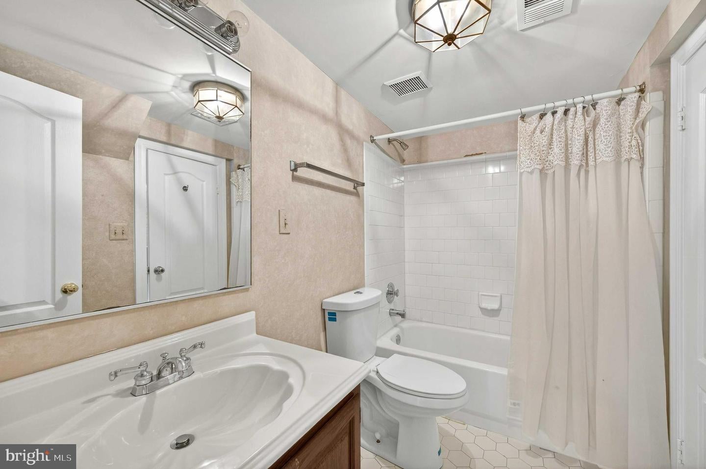 Clifton, Virginia, 20124, United States, 5 Bedrooms Bedrooms, ,6 BathroomsBathrooms,Residential,Active,2025639