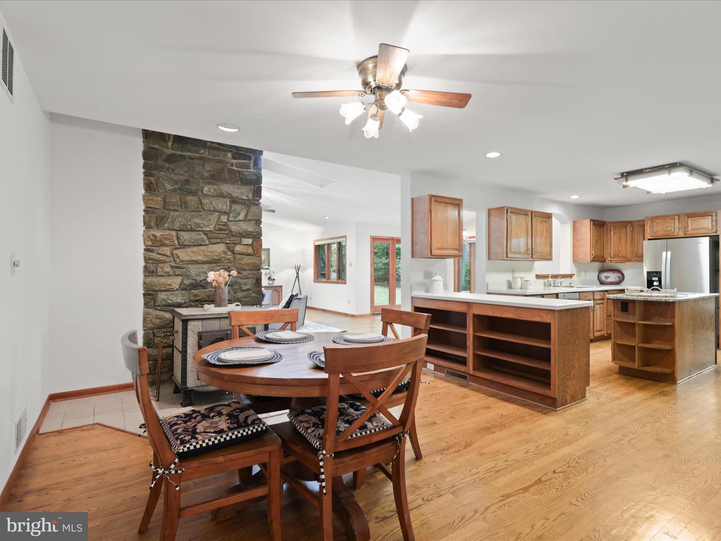 Clifton, Virginia, 20124, United States, 5 Bedrooms Bedrooms, ,4 BathroomsBathrooms,Residential,Active,1943827