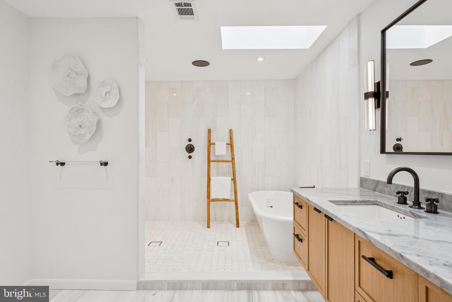 Oakton, Virginia, 22124, United States, 4 Bedrooms Bedrooms, ,4 BathroomsBathrooms,Residential,Active,1971783