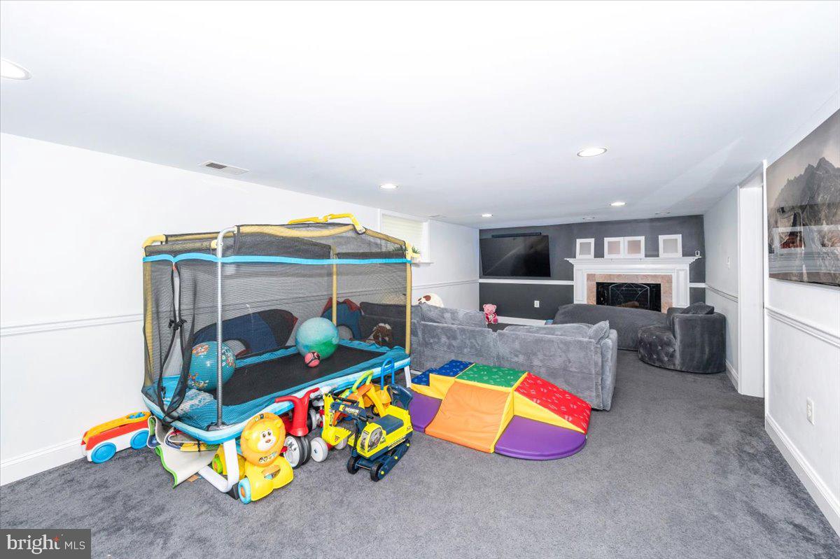 Fairfax, Virginia, 22030, United States, 5 Bedrooms Bedrooms, ,4 BathroomsBathrooms,Residential,Active,1892608