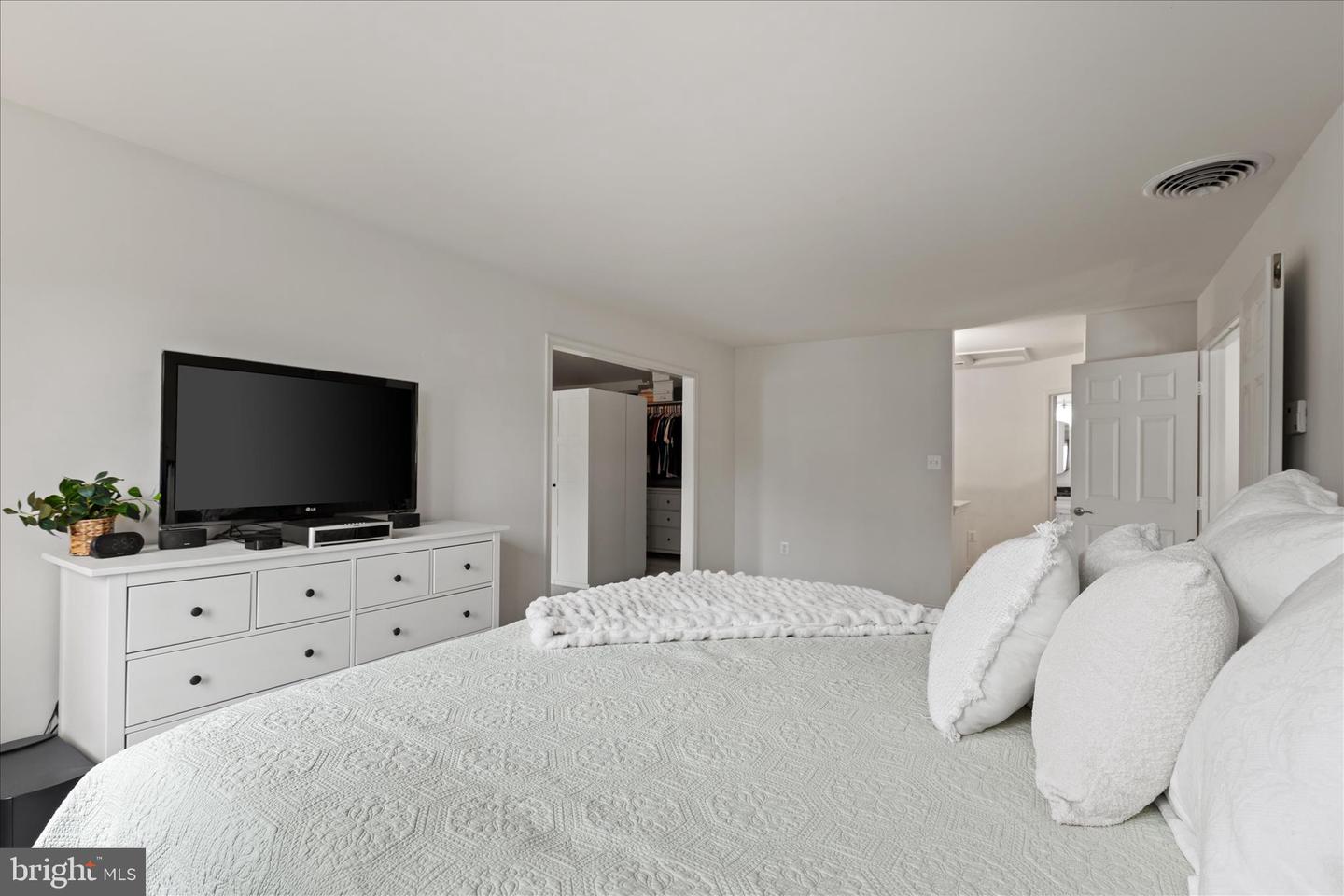 Centreville, Virginia, 20121, United States, 4 Bedrooms Bedrooms, ,3 BathroomsBathrooms,Residential,Contingent,2045785
