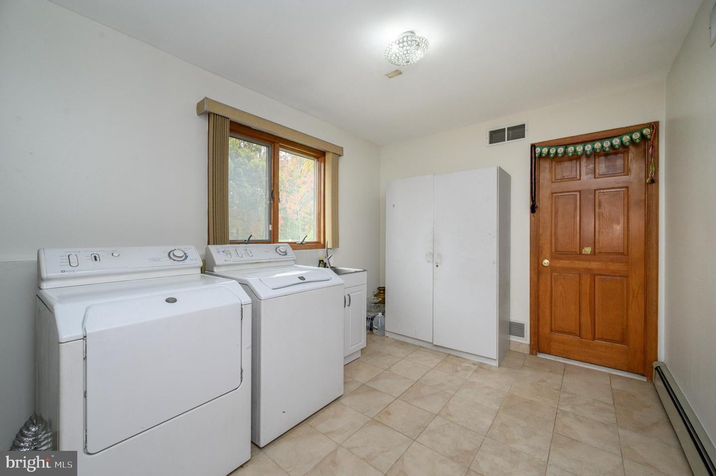 Monmouth Junction, New Jersey, 08852, United States, 5 Bedrooms Bedrooms, ,6 BathroomsBathrooms,Residential,Active,2044533