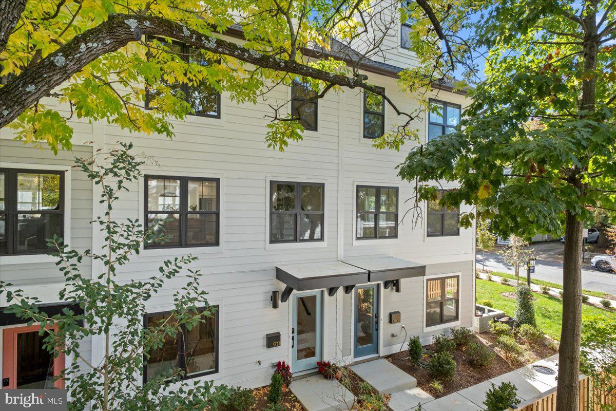 Arlington, Virginia, 22201, United States, 4 Bedrooms Bedrooms, ,5 BathroomsBathrooms,Residential,Active,2011879