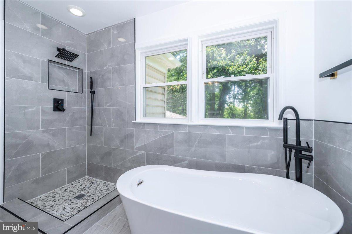 Fairfax, Virginia, 22030, United States, 5 Bedrooms Bedrooms, ,4 BathroomsBathrooms,Residential,Active,1892608