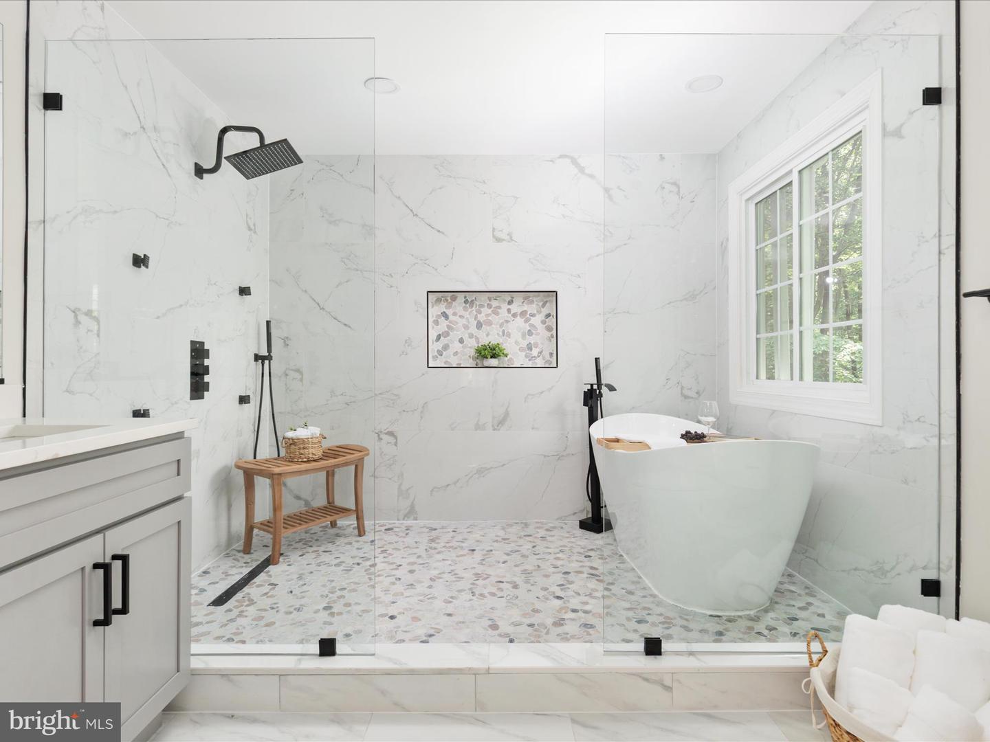 Clifton, Virginia, 20124, United States, 5 Bedrooms Bedrooms, ,5 BathroomsBathrooms,Residential,Active,1998598