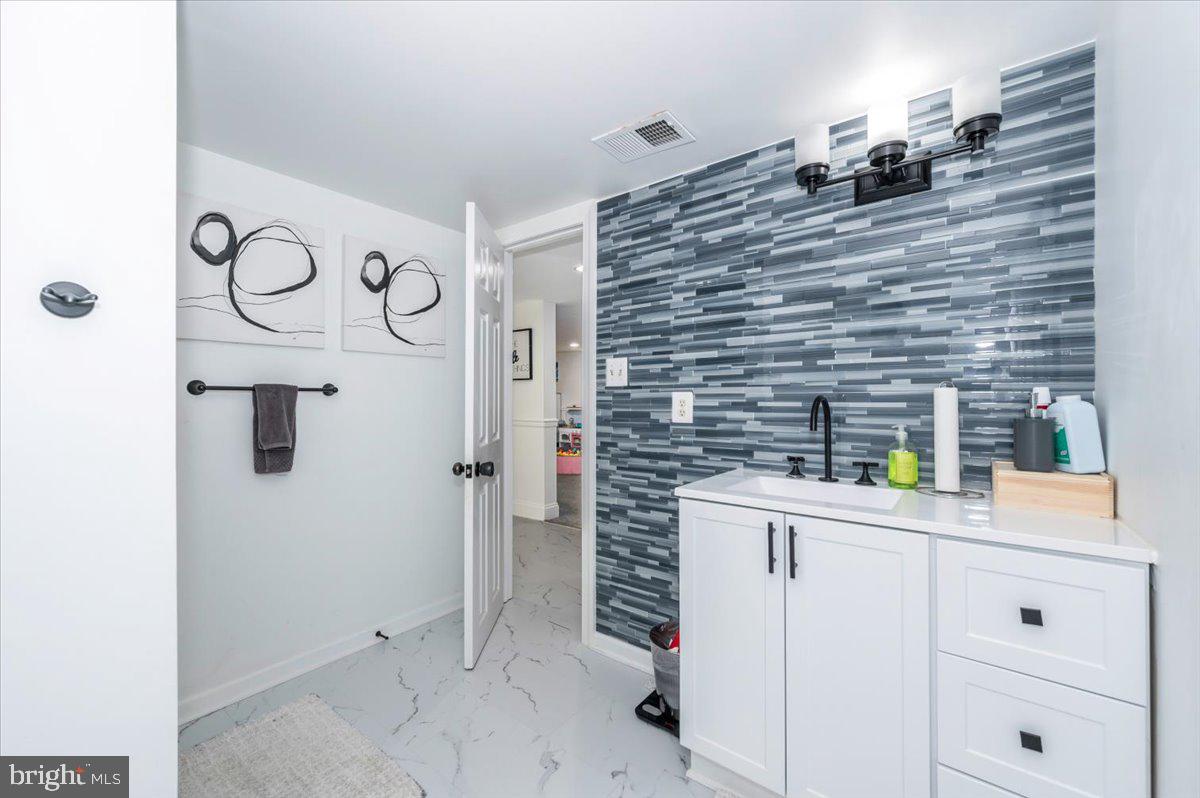 Fairfax, Virginia, 22030, United States, 5 Bedrooms Bedrooms, ,4 BathroomsBathrooms,Residential,Active,1892608