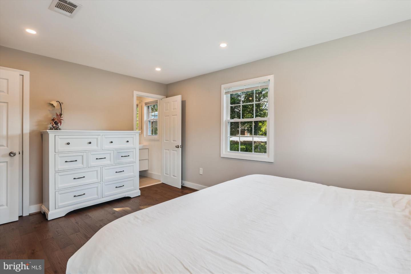 Vienna, Virginia, 22180, United States, 6 Bedrooms Bedrooms, ,4 BathroomsBathrooms,Residential,Active,1899895