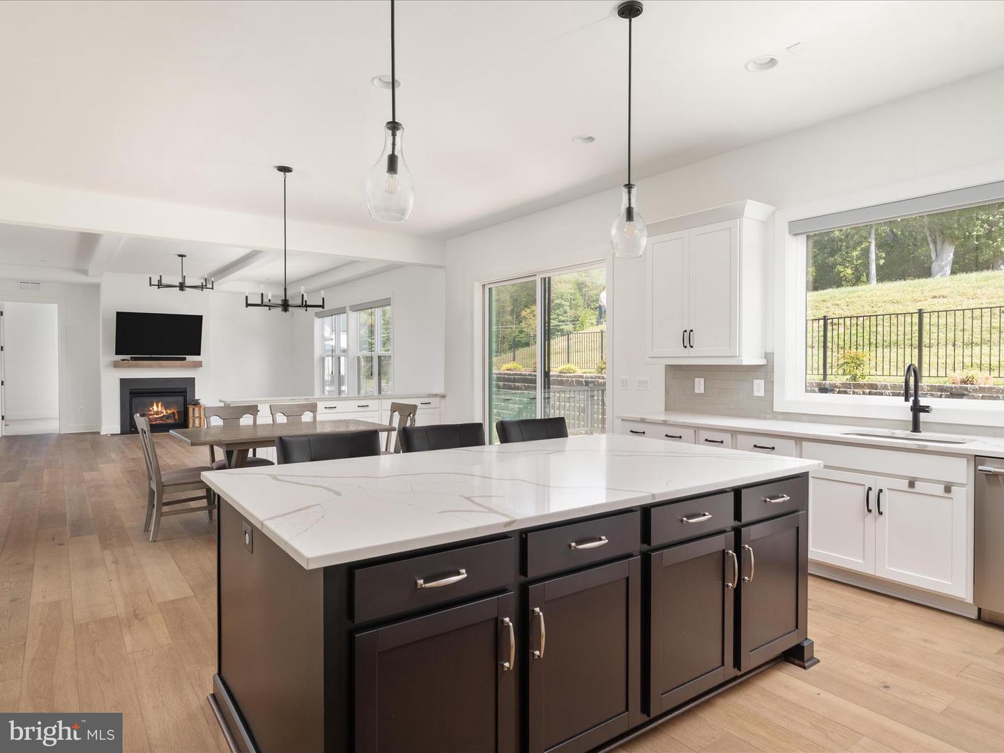 Oakton, Virginia, 22124, United States, 6 Bedrooms Bedrooms, ,6 BathroomsBathrooms,Residential,Active,1960120