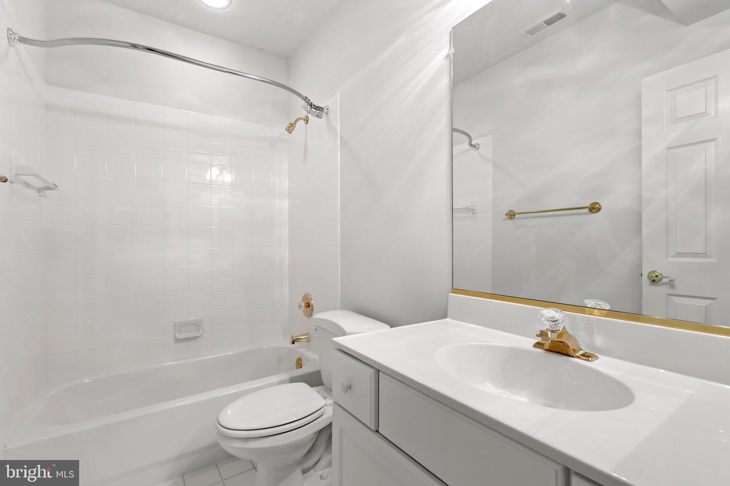 Oakton, Virginia, 22124, United States, 5 Bedrooms Bedrooms, ,5 BathroomsBathrooms,Residential,Active,1926902