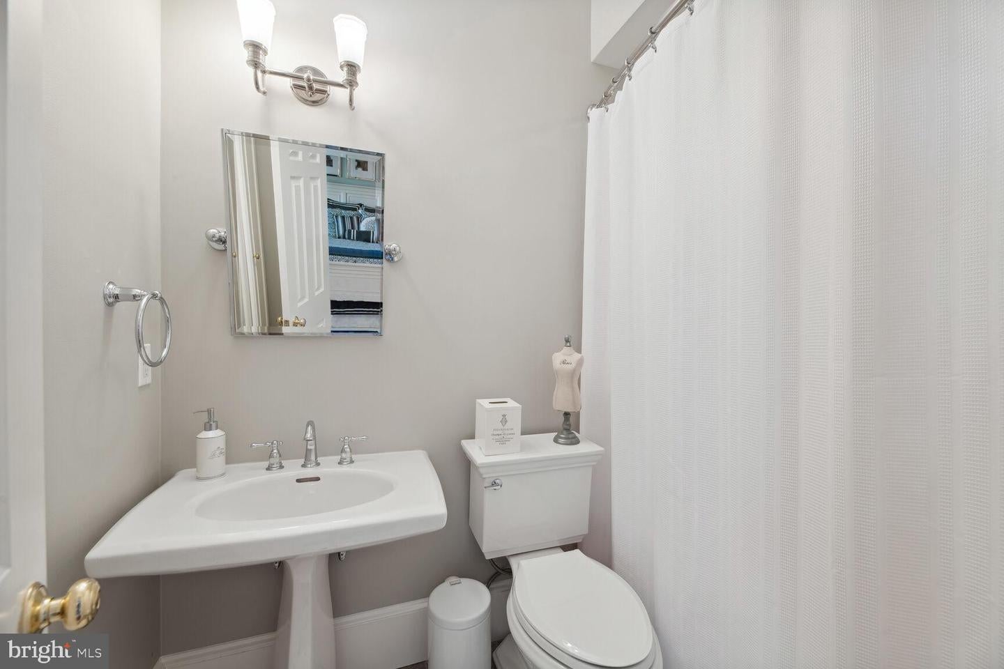 Mclean, Virginia, 22101, United States, 3 Bedrooms Bedrooms, ,6 BathroomsBathrooms,Residential,Contingent,1894225