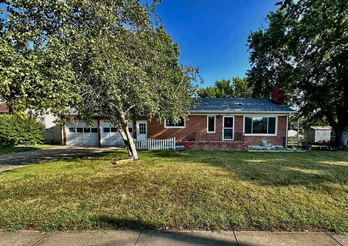 2012 W 6TH ST, HASTINGS, NE 68901, photo 1 of 26