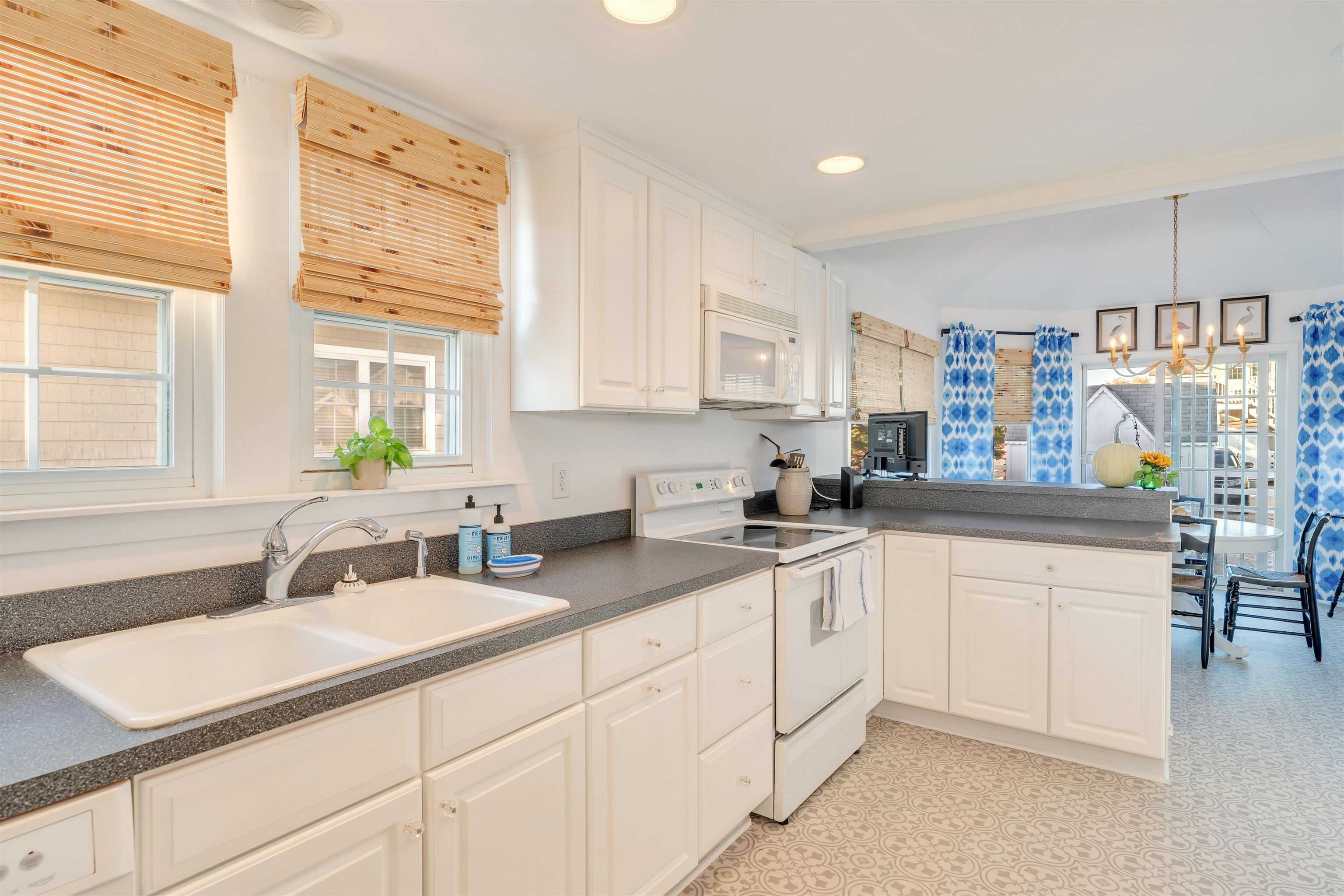 Stone Harbor, New Jersey, 08247, United States, 3 Bedrooms Bedrooms, ,2 BathroomsBathrooms,Residential,Active,1952622