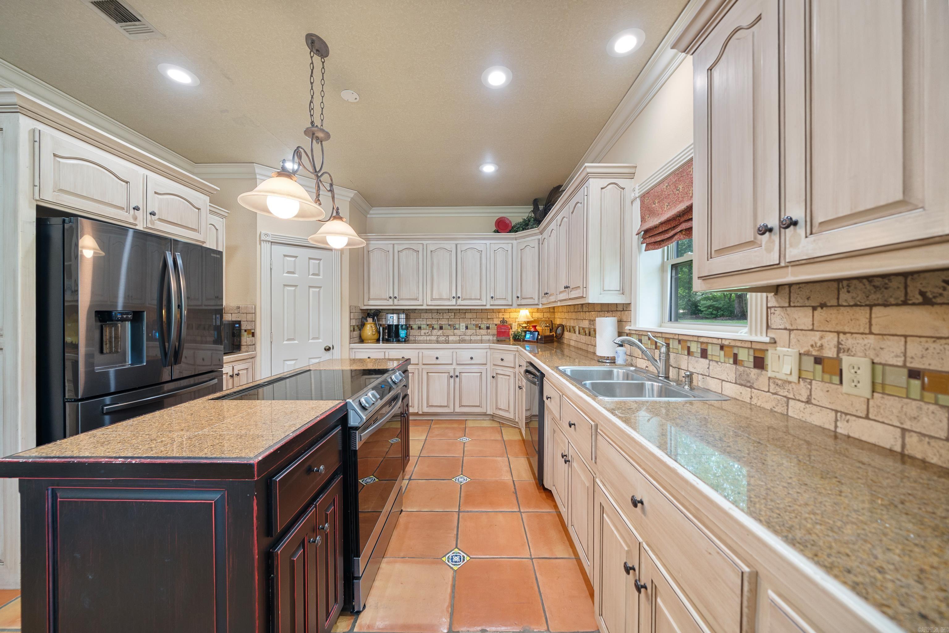 Hot Springs, Arkansas, 71913, United States, 5 Bedrooms Bedrooms, ,5 BathroomsBathrooms,Residential,Active,1990038