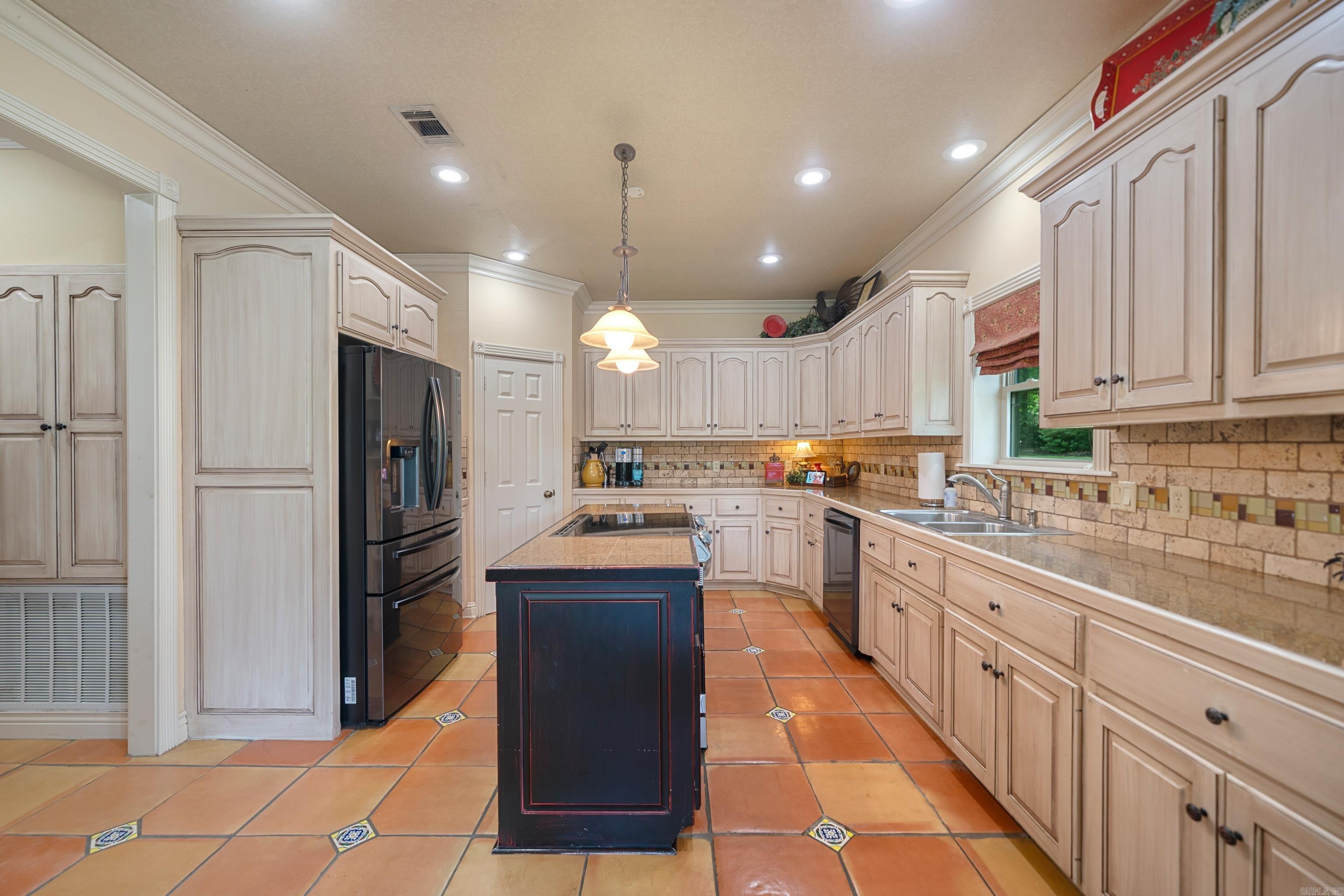 Hot Springs, Arkansas, 71913, United States, 5 Bedrooms Bedrooms, ,5 BathroomsBathrooms,Residential,Active,1990038