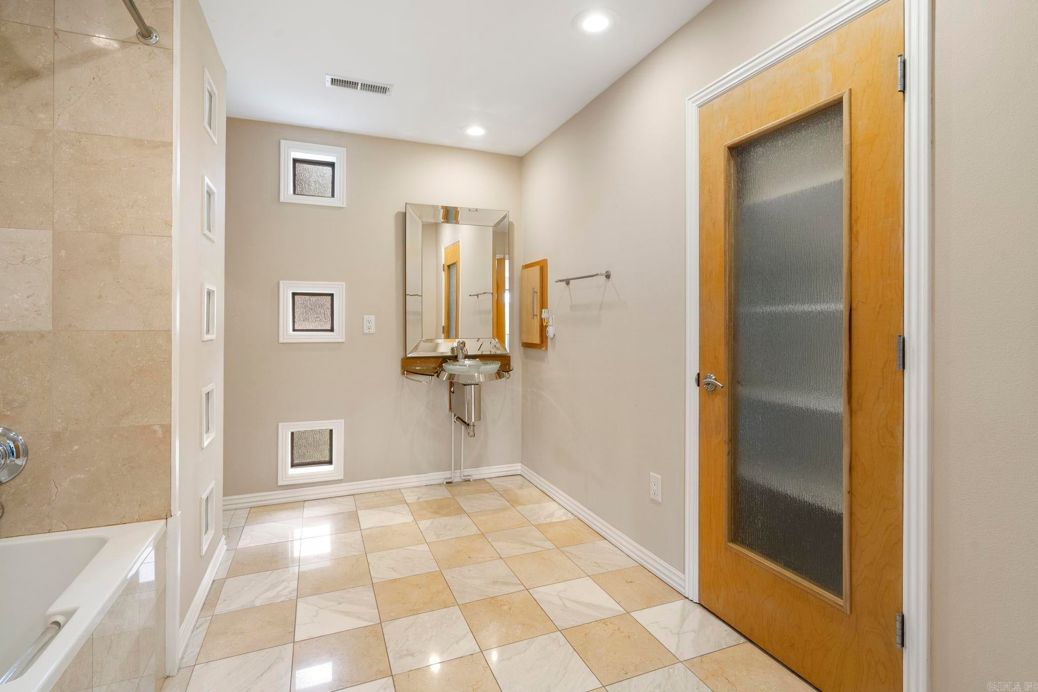 Fayetteville, Arkansas, 72703, United States, 4 Bedrooms Bedrooms, ,3 BathroomsBathrooms,Residential,Active,2007010