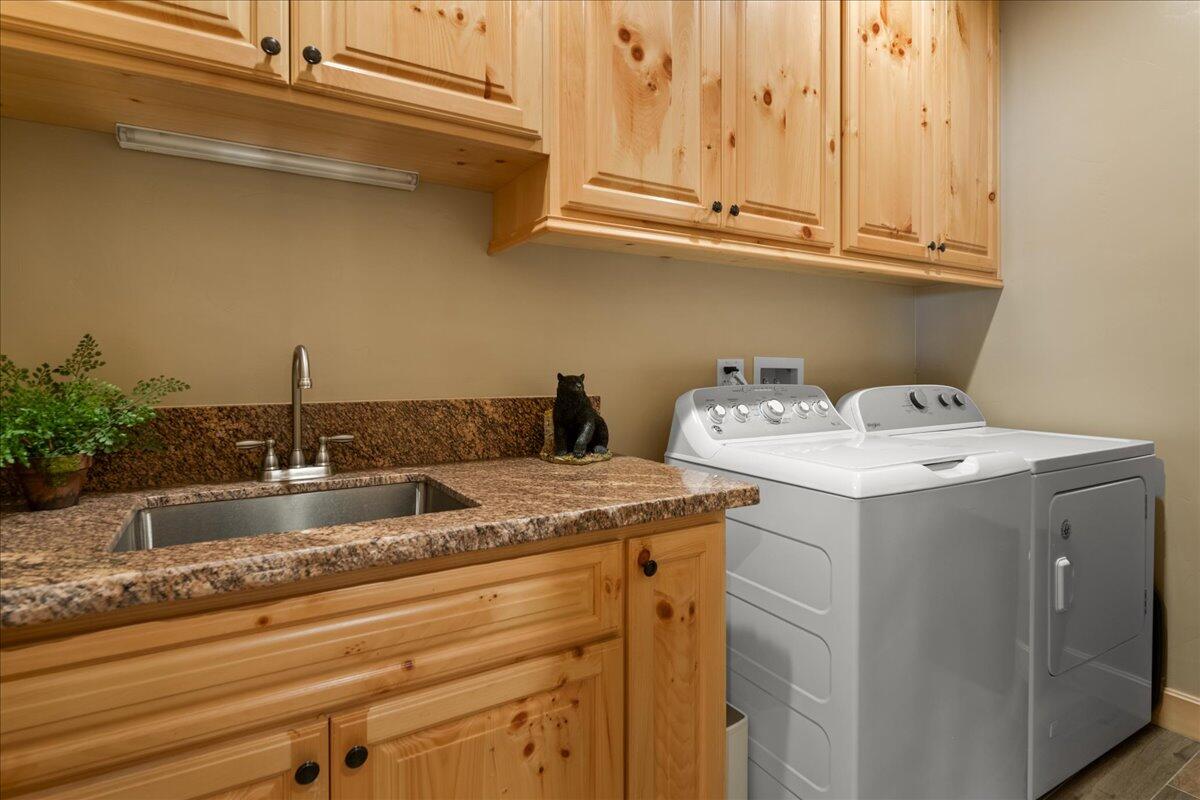 Big Bear Lake, California, 92315, United States, 3 Bedrooms Bedrooms, ,4 BathroomsBathrooms,Residential,Active,1961919