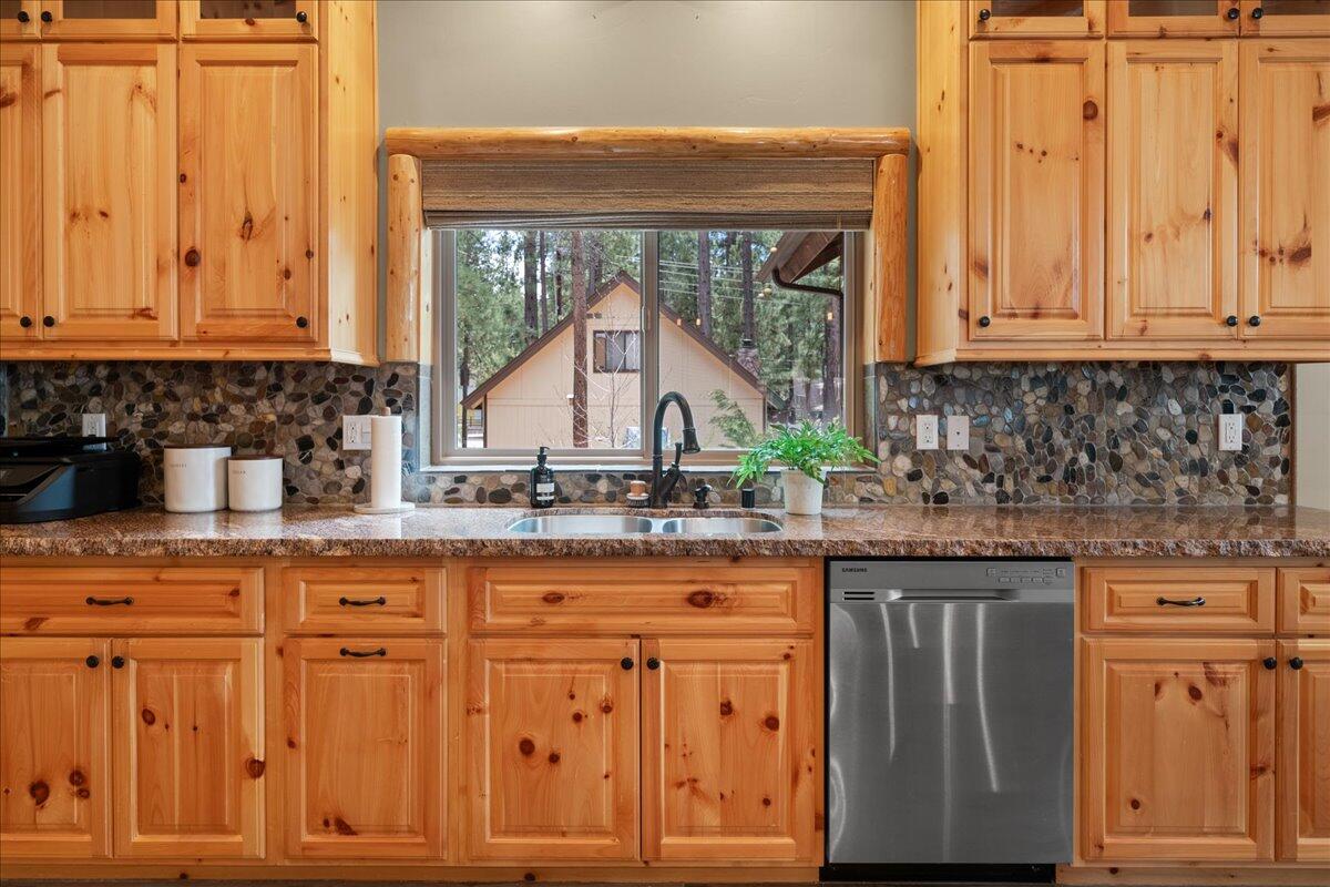 Big Bear Lake, California, 92315, United States, 3 Bedrooms Bedrooms, ,4 BathroomsBathrooms,Residential,Active,1961919