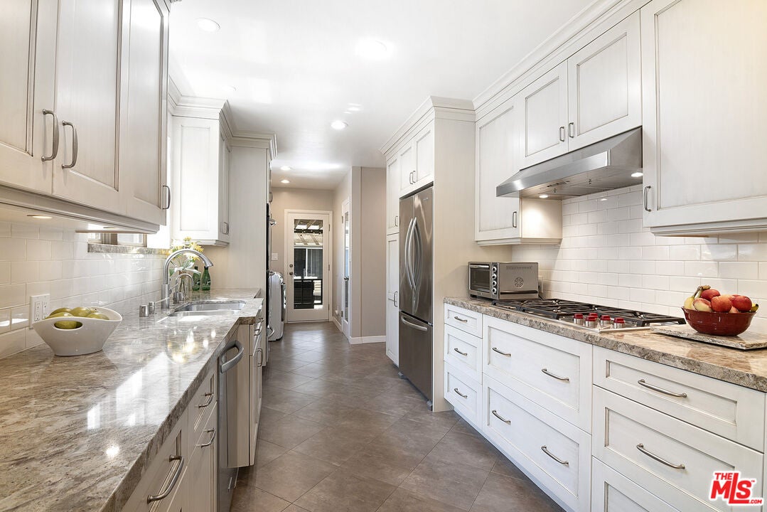 Los Angeles, California, 90035, United States, 4 Bedrooms Bedrooms, ,3 BathroomsBathrooms,Residential,Active,1863328