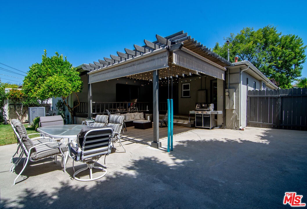 Los Angeles, California, 90035, United States, 4 Bedrooms Bedrooms, ,3 BathroomsBathrooms,Residential,Active,1863328