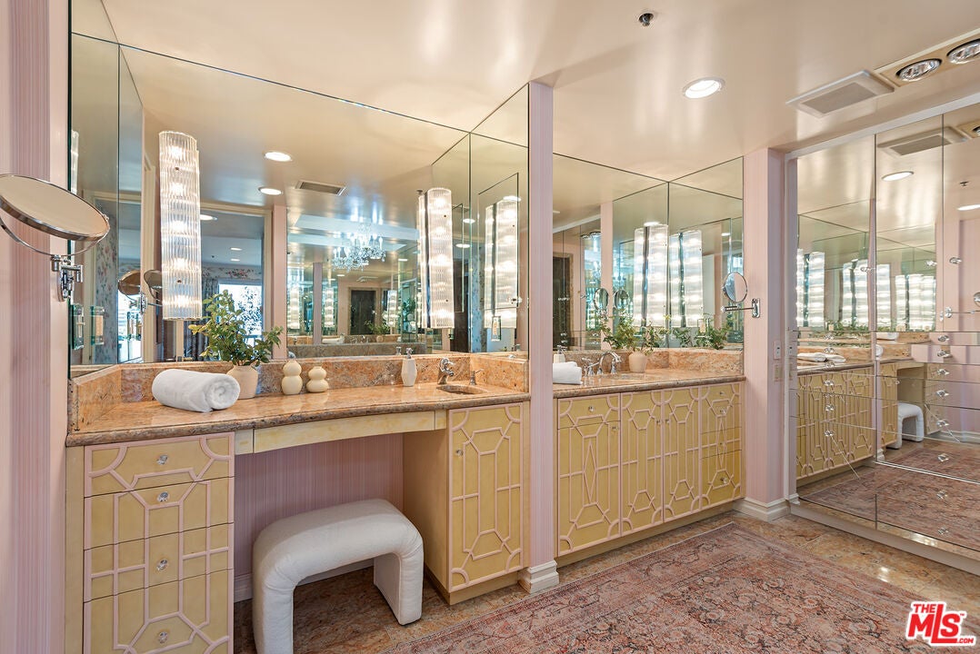 Los Angeles, California, 90024, United States, 3 Bedrooms Bedrooms, ,4 BathroomsBathrooms,Residential,Active,2009848