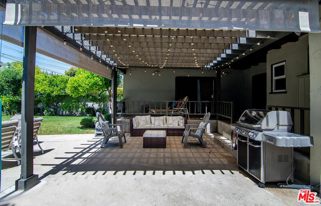 Los Angeles, California, 90035, United States, 4 Bedrooms Bedrooms, ,3 BathroomsBathrooms,Residential,Active,1863328