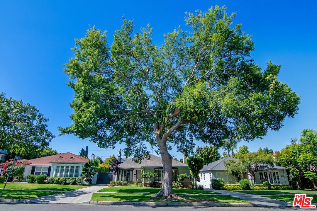 Los Angeles, California, 90035, United States, 4 Bedrooms Bedrooms, ,3 BathroomsBathrooms,Residential,Active,1863328