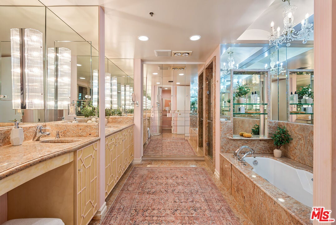 Los Angeles, California, 90024, United States, 3 Bedrooms Bedrooms, ,4 BathroomsBathrooms,Residential,Active,2009848