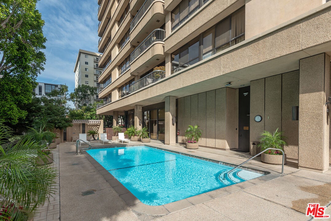 Los Angeles, California, 90024, United States, 3 Bedrooms Bedrooms, ,4 BathroomsBathrooms,Residential,Active,2009848