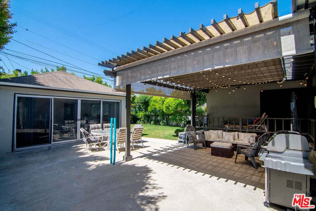 Los Angeles, California, 90035, United States, 4 Bedrooms Bedrooms, ,3 BathroomsBathrooms,Residential,Active,1863328