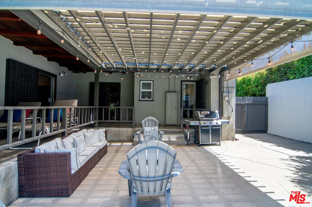 Los Angeles, California, 90035, United States, 4 Bedrooms Bedrooms, ,3 BathroomsBathrooms,Residential,Active,1863328