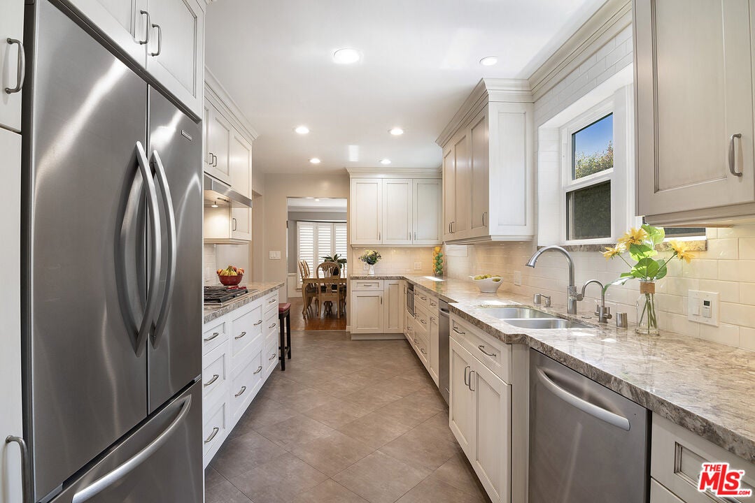 Los Angeles, California, 90035, United States, 4 Bedrooms Bedrooms, ,3 BathroomsBathrooms,Residential,Active,1863328