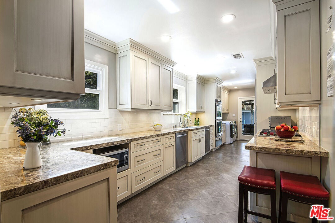 Los Angeles, California, 90035, United States, 4 Bedrooms Bedrooms, ,3 BathroomsBathrooms,Residential,Active,1863328