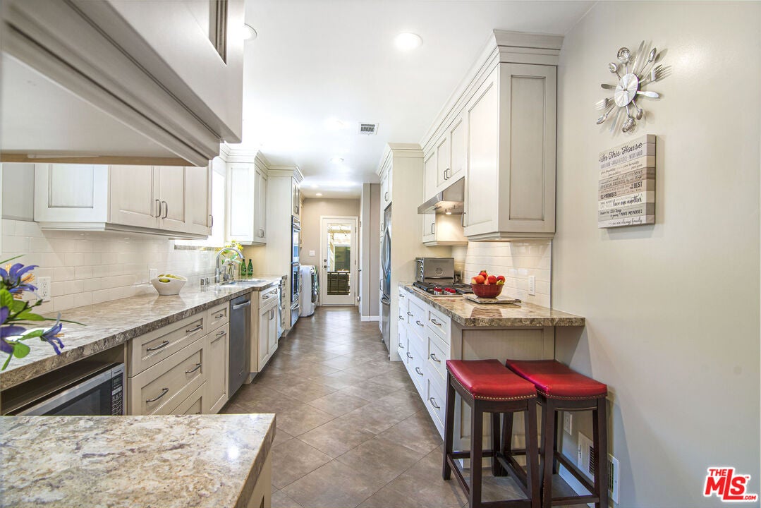 Los Angeles, California, 90035, United States, 4 Bedrooms Bedrooms, ,3 BathroomsBathrooms,Residential,Active,1863328