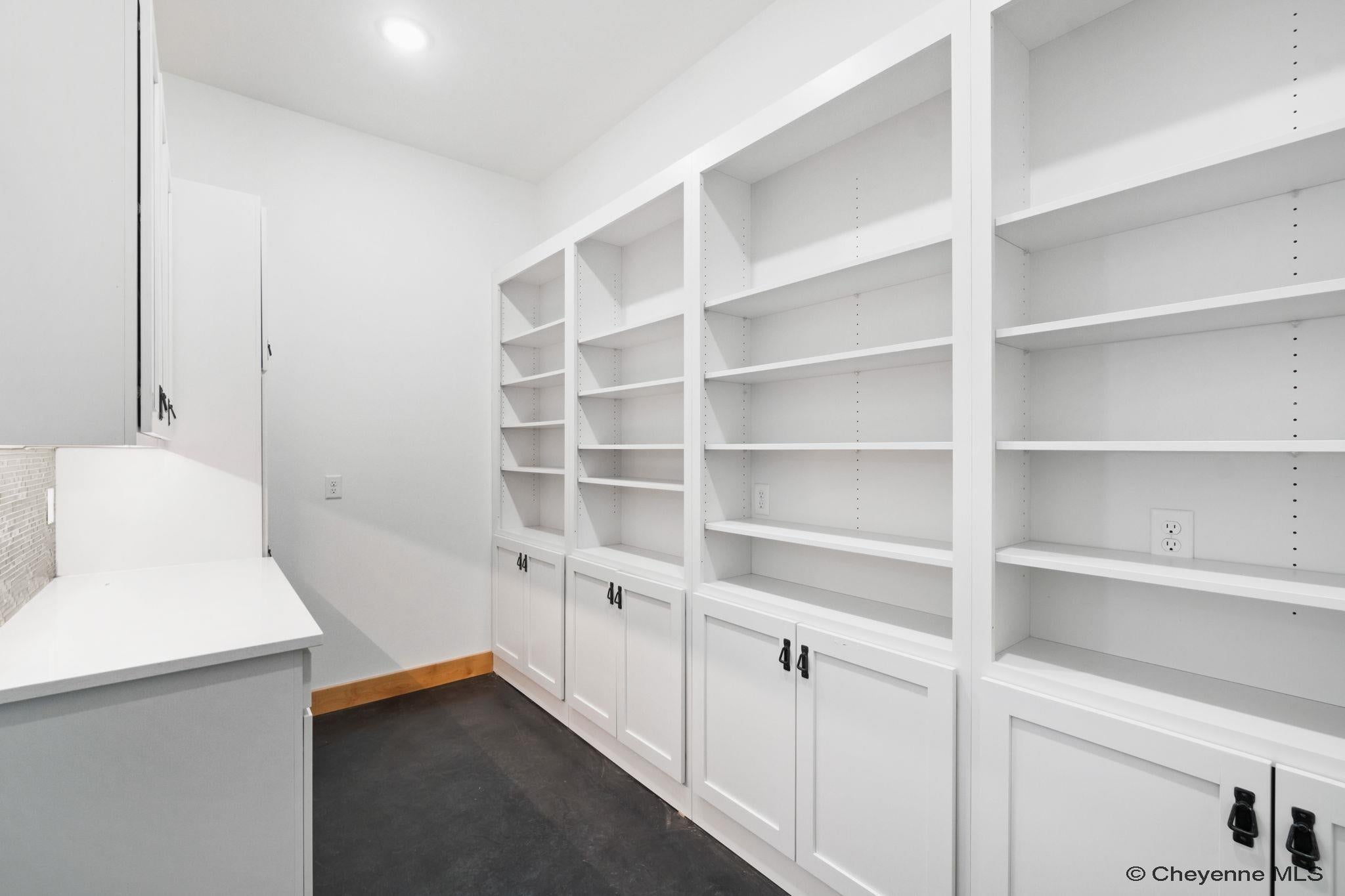 Cheyenne, Wyoming, 82009, United States, 5 Bedrooms Bedrooms, ,6 BathroomsBathrooms,Residential,Active,1799325