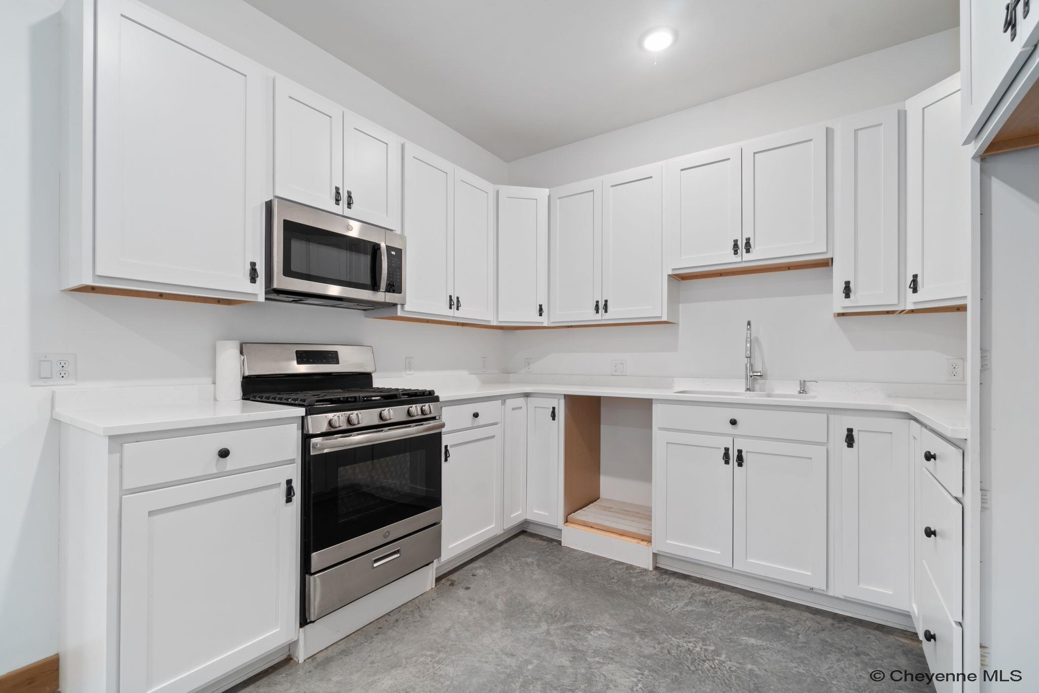 Cheyenne, Wyoming, 82009, United States, 5 Bedrooms Bedrooms, ,6 BathroomsBathrooms,Residential,Active,1799325