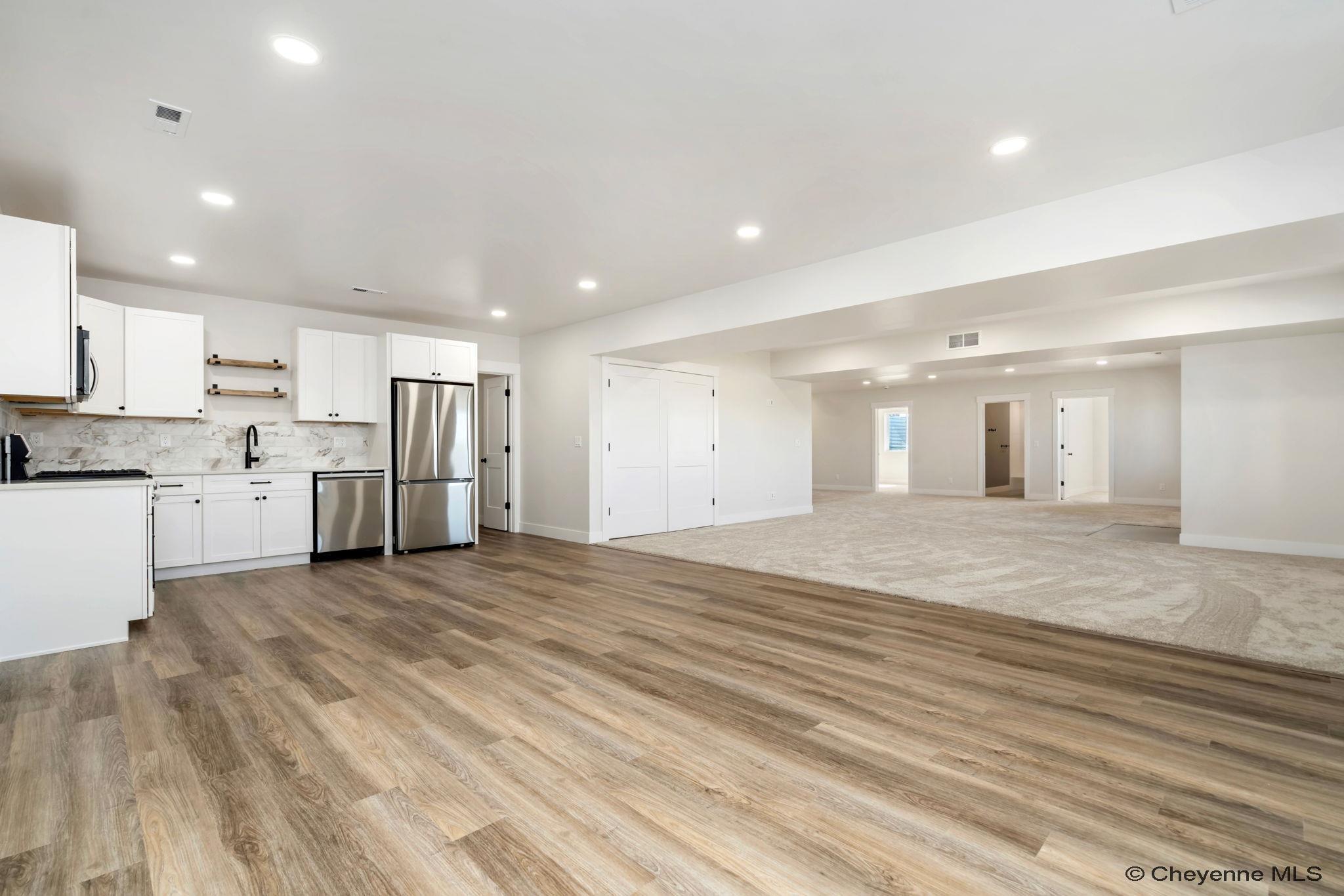 Cheyenne, Wyoming, 82009, United States, 6 Bedrooms Bedrooms, ,5 BathroomsBathrooms,Residential,Active,1952297