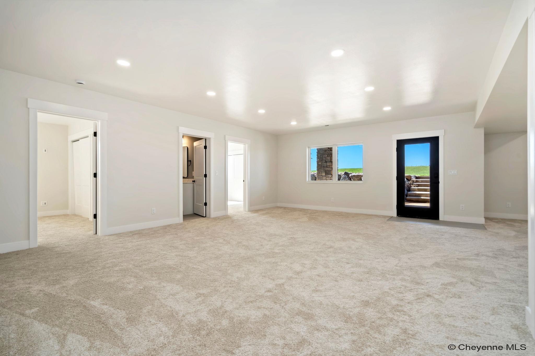 Cheyenne, Wyoming, 82009, United States, 6 Bedrooms Bedrooms, ,5 BathroomsBathrooms,Residential,Active,1952297