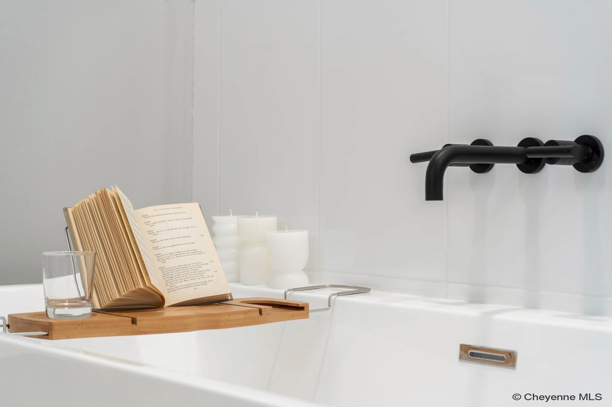 Cheyenne, Wyoming, 82009, United States, 6 Bedrooms Bedrooms, ,5 BathroomsBathrooms,Residential,Active,1952297