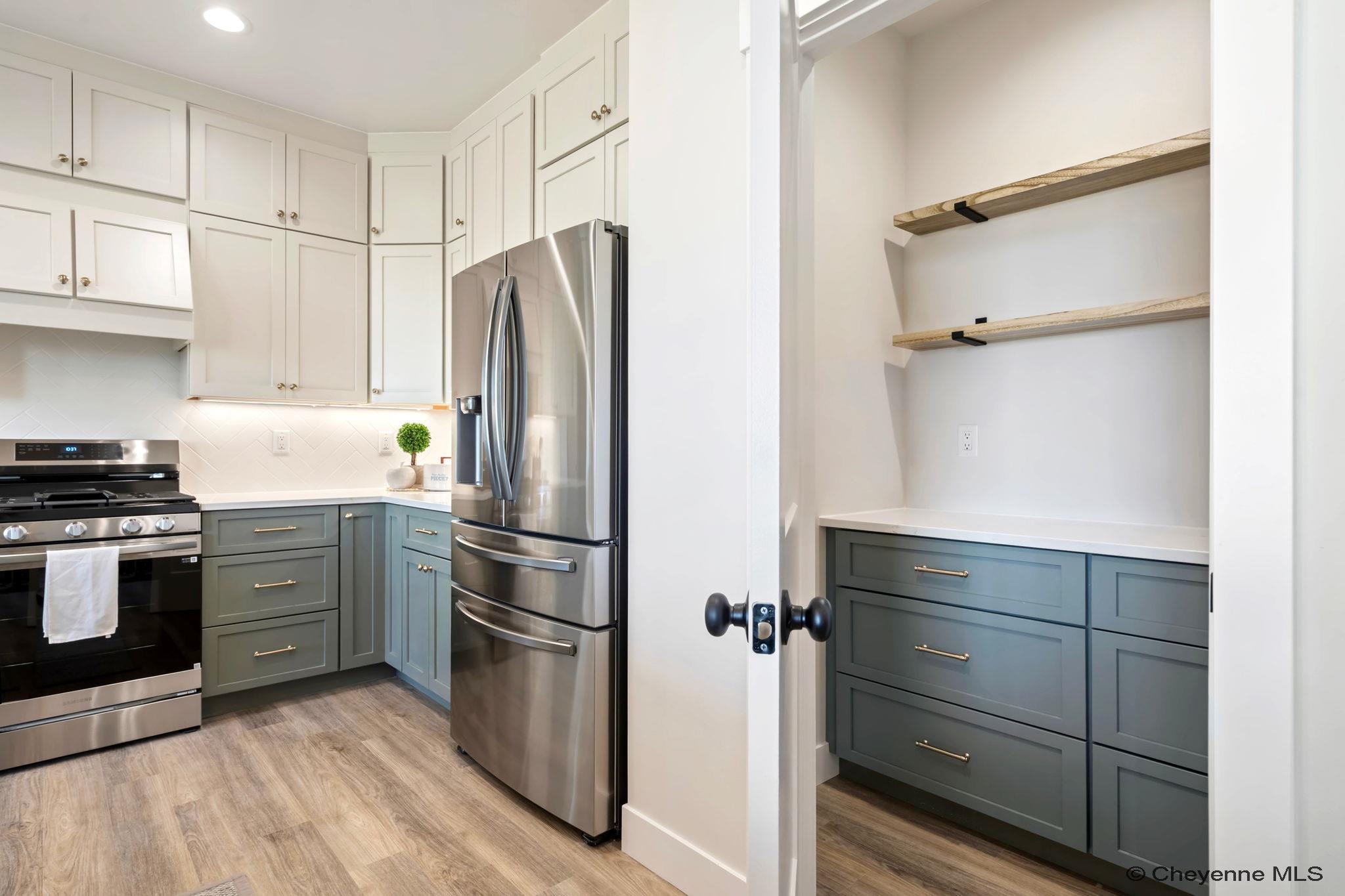 Cheyenne, Wyoming, 82009, United States, 6 Bedrooms Bedrooms, ,5 BathroomsBathrooms,Residential,Active,1952297