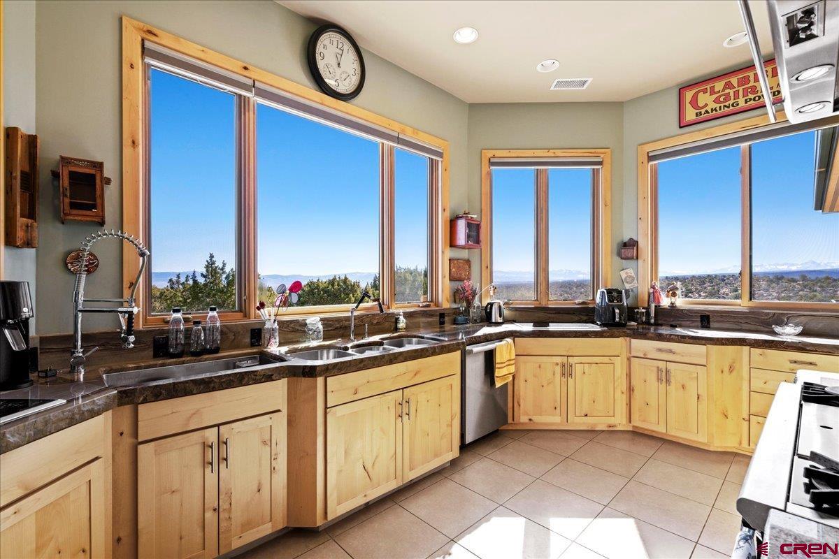 Montrose, Colorado, 81403, United States, 3 Bedrooms Bedrooms, ,4 BathroomsBathrooms,Residential,Active,1734051