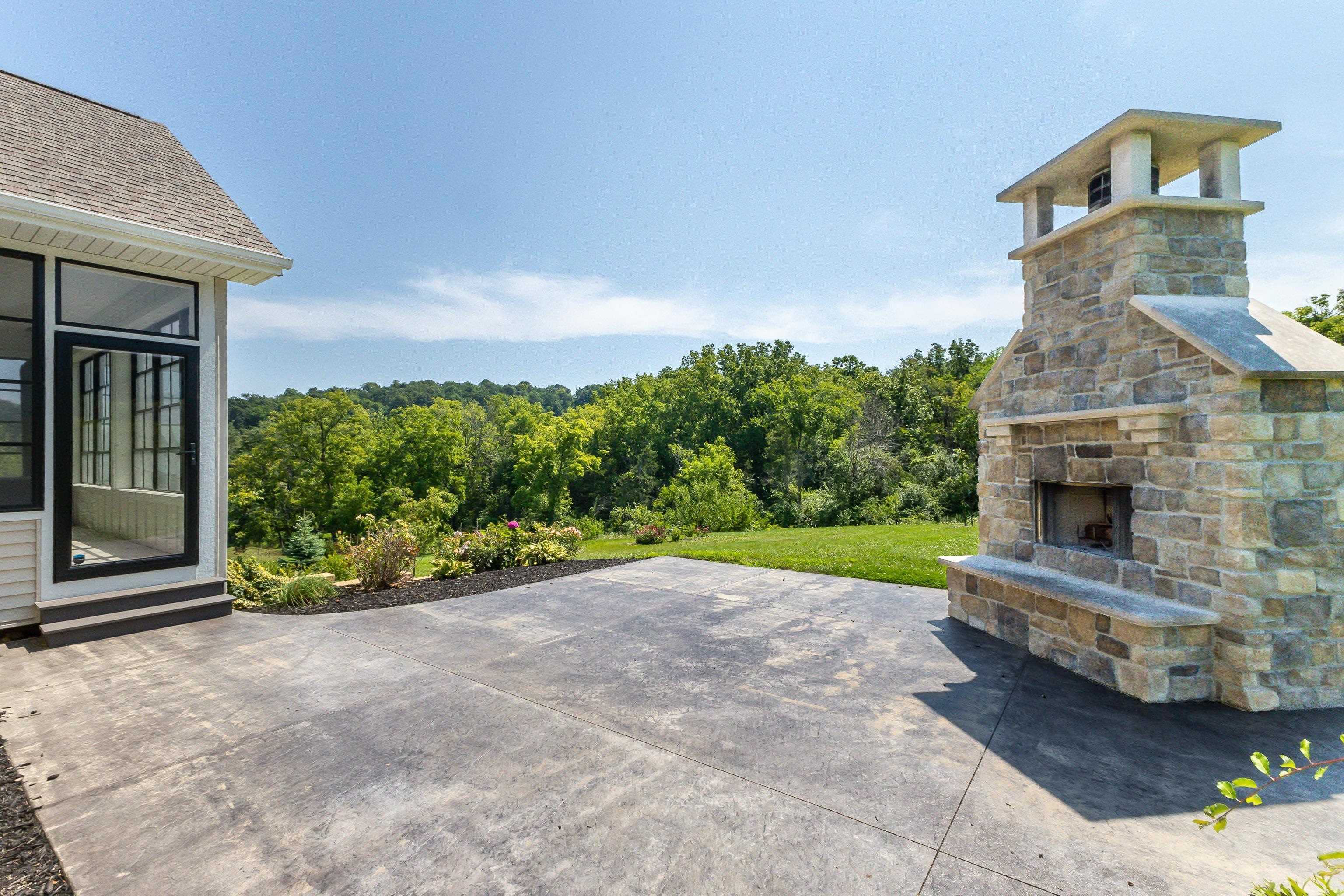 Dubuque, Iowa, 52003, United States, 4 Bedrooms Bedrooms, ,4 BathroomsBathrooms,Residential,Active,2017106