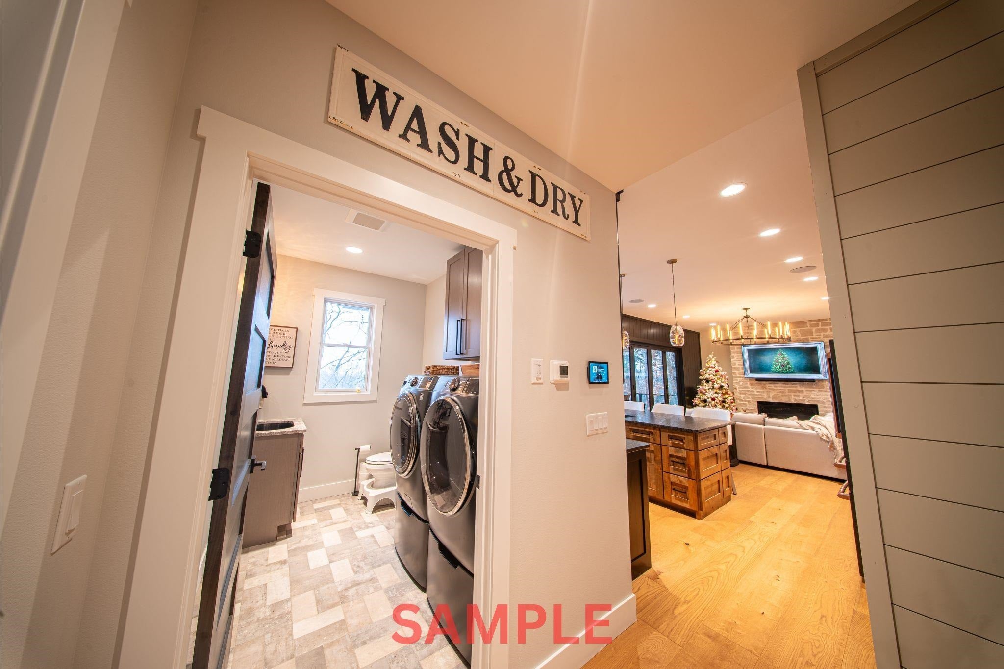 Dubuque, Iowa, 52002, United States, 5 Bedrooms Bedrooms, ,6 BathroomsBathrooms,Residential,Active,2006835