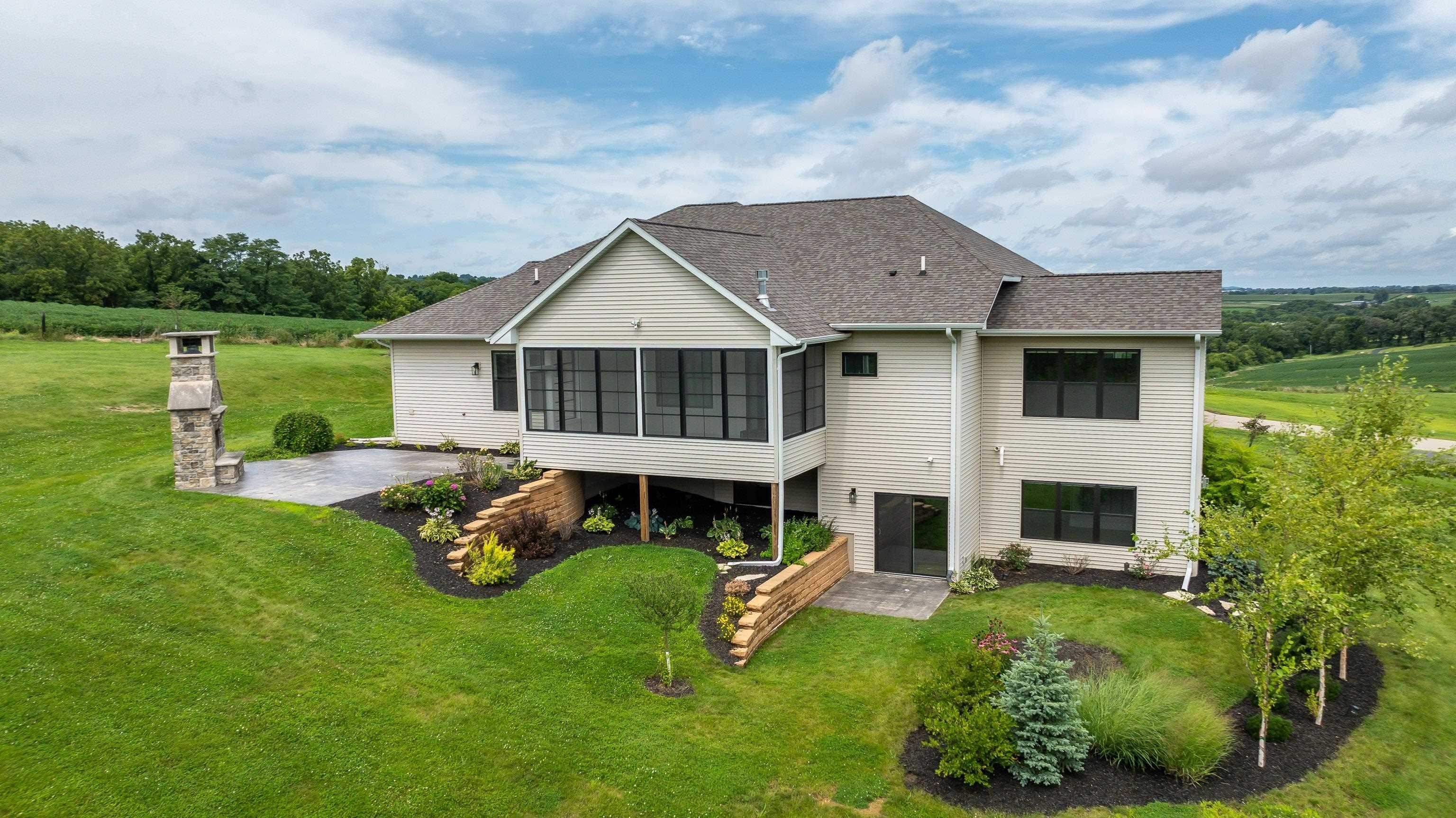 Dubuque, Iowa, 52003, United States, 4 Bedrooms Bedrooms, ,4 BathroomsBathrooms,Residential,Active,2017106