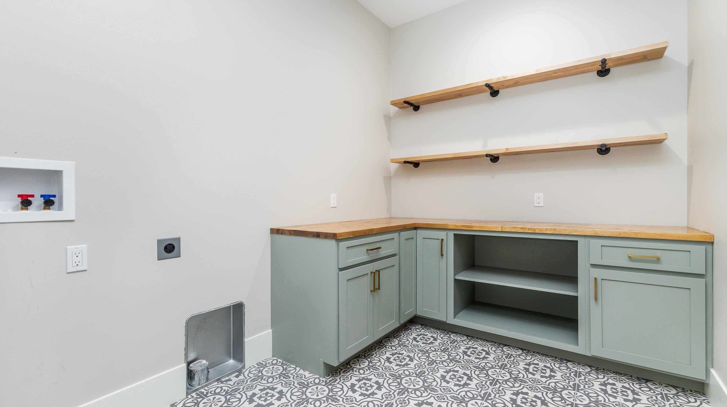 Dubuque, Iowa, 52003, United States, 4 Bedrooms Bedrooms, ,4 BathroomsBathrooms,Residential,Active,2017106