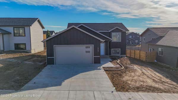 1065 JERRY LN, DICKINSON, ND 58601 - Image 1