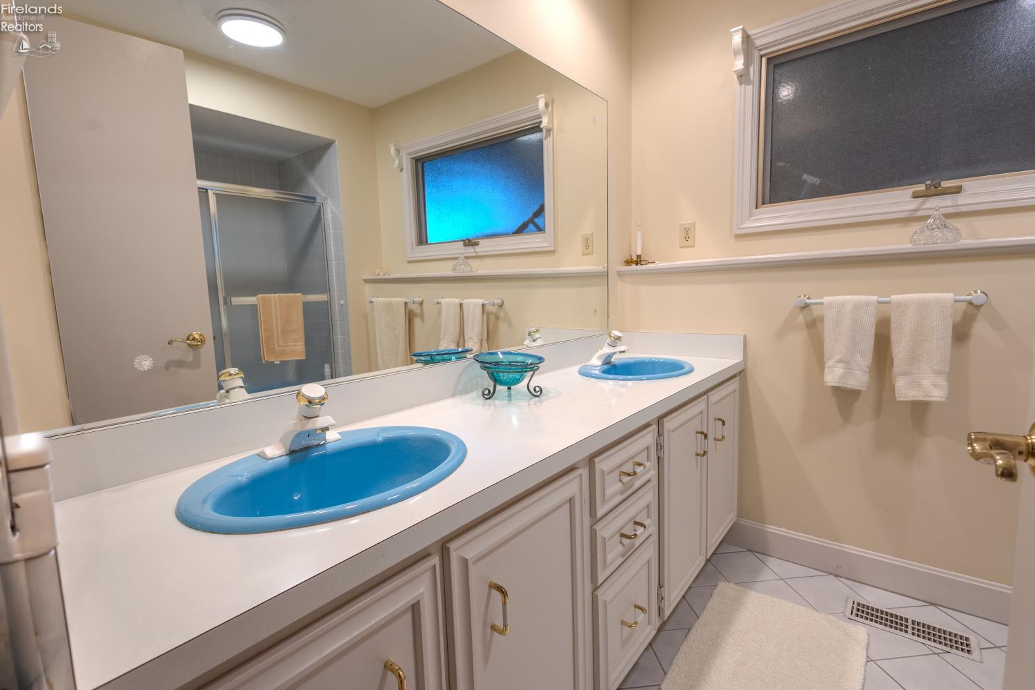 Sandusky, Ohio, 44870, United States, 4 Bedrooms Bedrooms, ,4 BathroomsBathrooms,Residential,Active,2042185