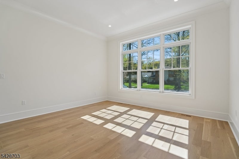 Millburn Twp., New Jersey, 07078, United States, 7 Bedrooms Bedrooms, ,8 BathroomsBathrooms,Residential,Pending,2052003