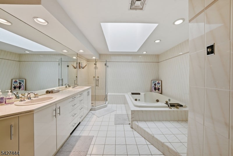 Boonton Twp., New Jersey, 07005, United States, 4 Bedrooms Bedrooms, ,3 BathroomsBathrooms,Residential,Active,2052013