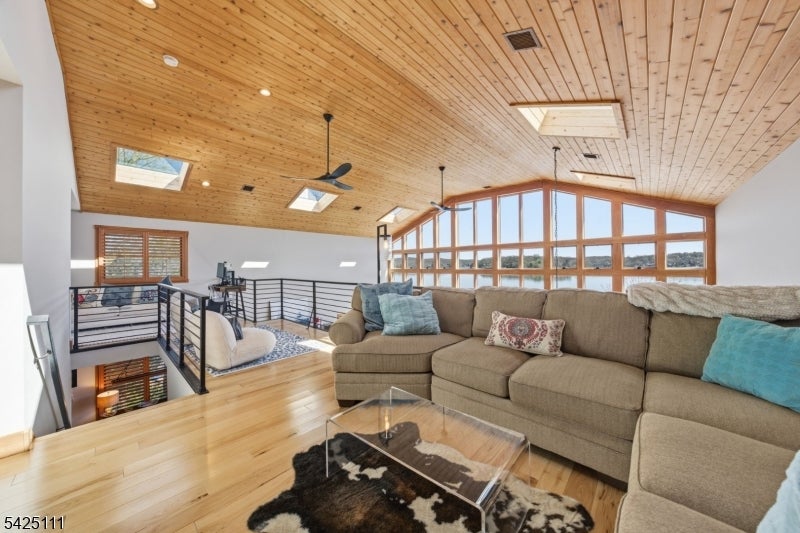 Hopatcong Boro, New Jersey, 07843, United States, 3 Bedrooms Bedrooms, ,4 BathroomsBathrooms,Residential,Active,2043433